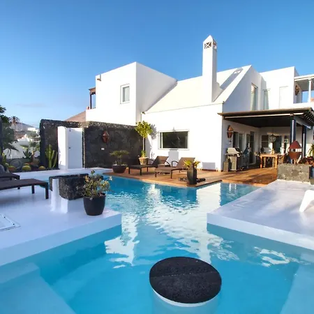 Canis Villa Tias