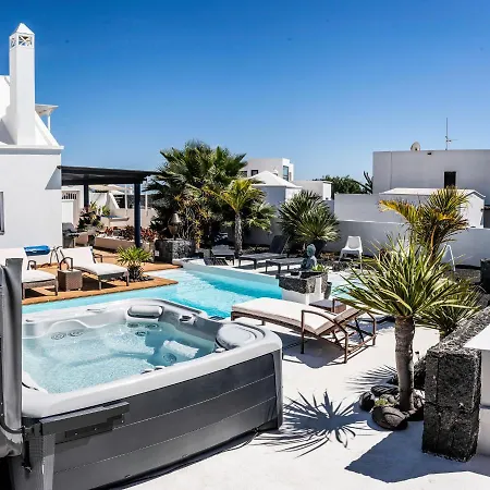 Canis Villa Tias