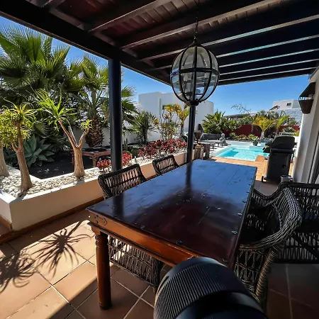 Canis Villa Tias
