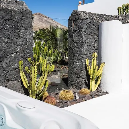 Canis Villa Tias